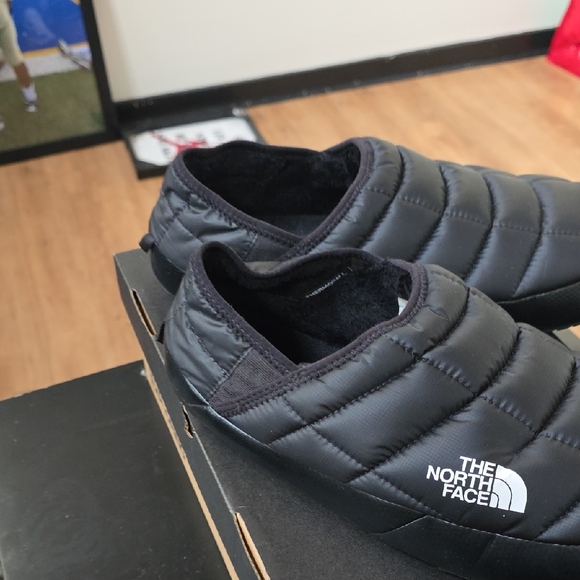 The North Face Men's Black Quilted Slip-Ons - Picture 4 of 4